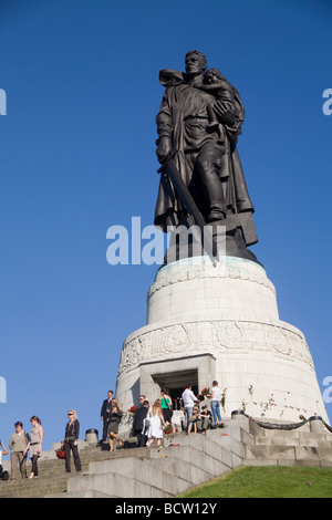 Mémorial soviétique de Treptower Park, les gens établissent des fleurs en souvenir de la fin de la Seconde Guerre mondiale, Berlin, Allemagne, Europe, Berlin, Banque D'Images