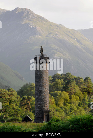 Le monument de Glenfinnan à Loch Shiel dans le contexte de la Scottish Hills Banque D'Images