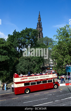 Vintage Routemaster tour bus en face du Scott Monument sur la rue Waverley à Édimbourg, Écosse, Royaume-Uni Banque D'Images