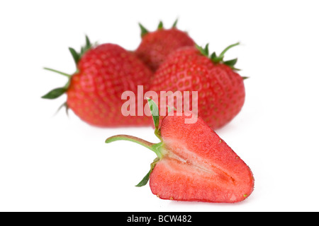 Fraises rouge sur fond blanc Banque D'Images