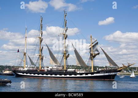 Le Kruzenshtern, voiles vers le bas le port de Halifax au cours de l'sailpast de la Nova Scotia Tall Ships Festival 2009. Banque D'Images