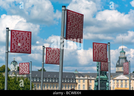 Platz der Grundrechte, Carré des droits fondamentaux, les travaux d'art par Jochen Gerz, Karlsruhe, Bade-Wurtemberg, Allemagne. Banque D'Images