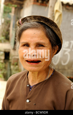 Vieille femme vietnamienne avec les dents noires de mâcher de bétel, province de Vinh Phuc, Vietnam. Banque D'Images