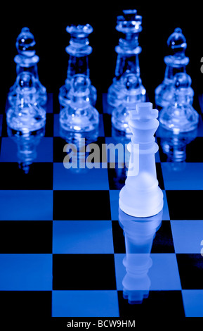 Conseil d'échecs avec des pièces en verre. Banque D'Images