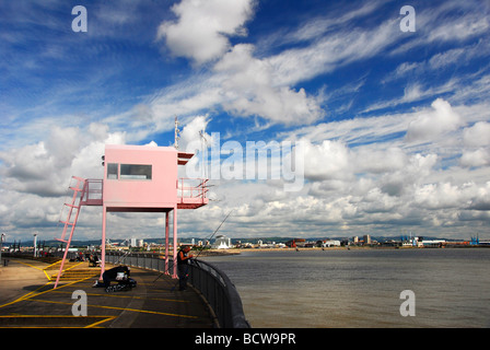 Le barrage de la baie de Cardiff rose hut pier Banque D'Images