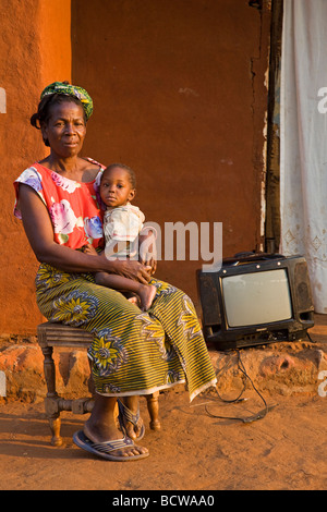 La mère et l'enfant autochtone avec un téléviseur, Zambie, Afrique Banque D'Images