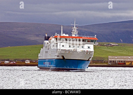 Lien du nord Ferries car ferry m.s. Approches Hamnavoe Stromness pier à la conclusion de son voyage de Scrabster Banque D'Images