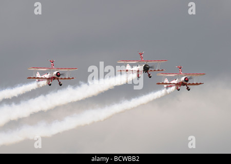 L'Équipe trois biplans Soin Guinot commencent leur affichage à la Royal International Air Tattoo RAF Fairford, Angleterre Banque D'Images