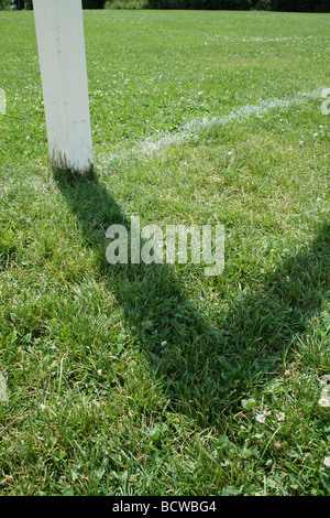 Poteau de but de soccer et l'ombre traverse le parc public - Format vertical Banque D'Images