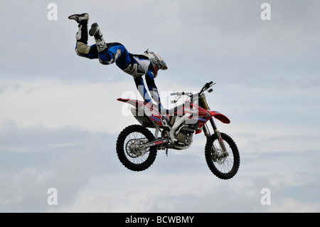 Stunt moto rider volant dans l'air à un spectacle Cromer Norfolk Angleterre Banque D'Images