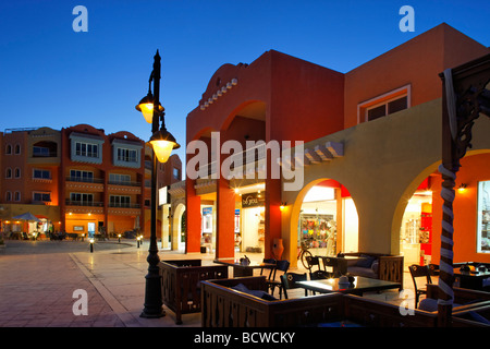 Bar lumineux avec lampe de rue, soir, Arch, l'entrée au marché traditionnel, Souk, Marina, Hurghada, Egypte, Mer Rouge, Afrique Banque D'Images