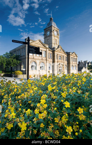 Vue vers la bibliothèque Carnegie dans le centre-ville de Batley, West Yorkshire Banque D'Images