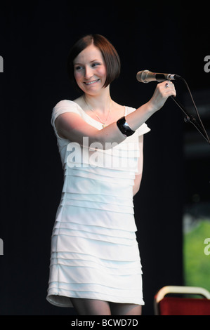 La chanteuse de folk écossais Julie Fowlis joue sur la scène du rassemblement 2009 à Holyrood Park Edimbourg, Ecosse pour Homecoming Banque D'Images