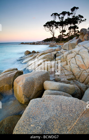 La fin de la plage rocheuse de baie Binalong Bay Tasmanie Australie Banque D'Images