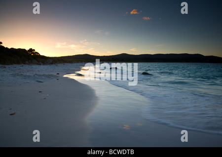 À la tombée de la plage de la baie Binalong Bay of Fires Tasmanie Australie Banque D'Images