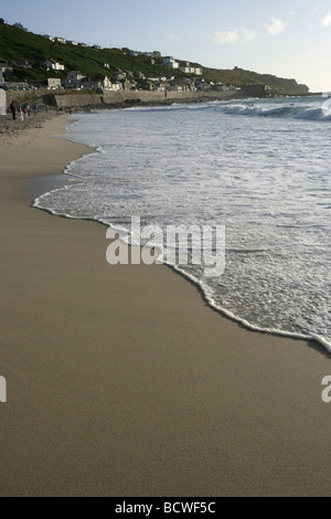 Domaine de Sennen, Angleterre. La fin de l'après-midi vue de Sennen Cove beach, à l'égard du sud Pedn-men-du Cliffs. Banque D'Images