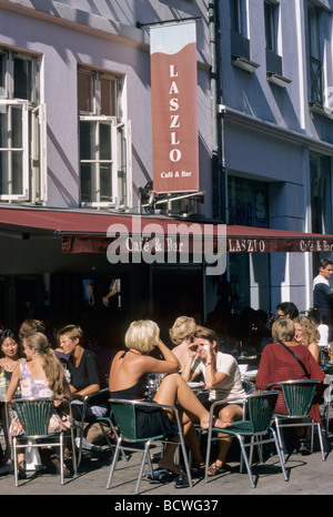 Les jeunes au Café Laszlo Laederstraede 28 dans le centre de Copenhague, Danemark Banque D'Images