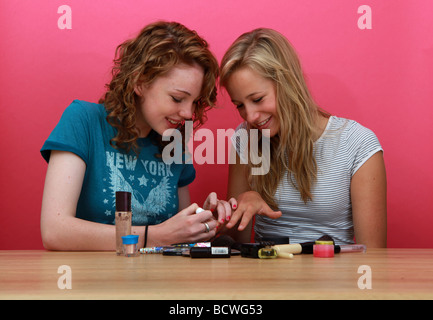 Deux adolescentes, l'une de l'autre peinture ongles Banque D'Images