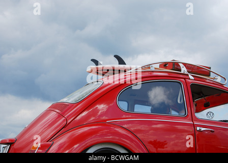 Close up of Classic VW Coccinelle contre moody skies Banque D'Images