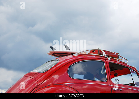 Classic VW Coccinelle avec planche de surf Banque D'Images