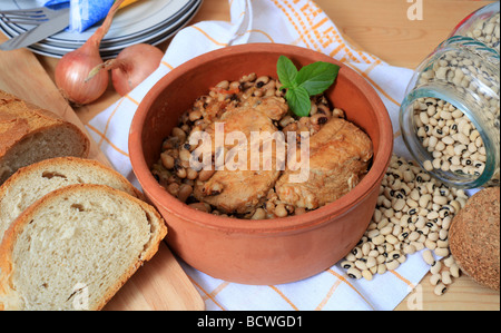 Un repas grec traditionnel de porc cuit avec des haricots aux yeux noirs Banque D'Images