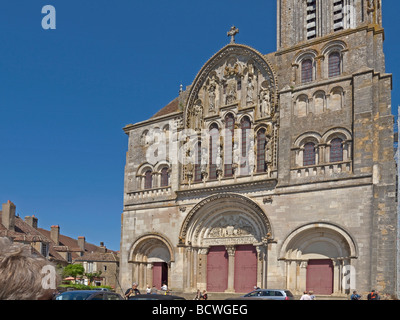 Basilique romaine de l'église Sainte Marie Madeleine à Vézelay à l'extérieur de la paroi avec beaucoup de sculptures Banque D'Images