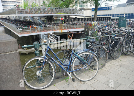 Bike stationné à Amsterdam Banque D'Images