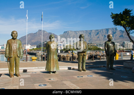 Les statues de Nelson Mandela et d'autres dirigeants de l'Afrique du Sud et vue sur la Montagne de la table du Victoria and Alfred Waterfront dans Banque D'Images