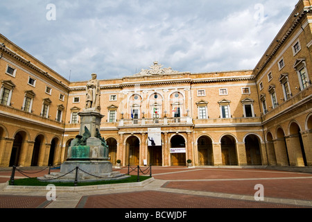 Piazza Giacomo Leopardi Recanati Macerata Italie Banque D'Images