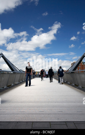 Les gens de marcher à travers le ocasey a sean pont sur la rivière Liffey, dans la nouvelle ville de Dublin docklands Banque D'Images