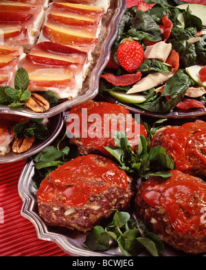 Recettes de cuisine de pays, salade de bœuf, Popeye's pains au fromage, les pêches et la crème dessert. Banque D'Images