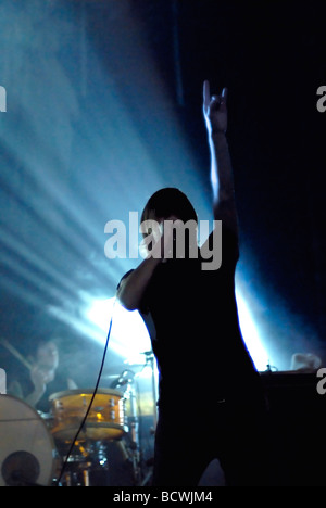 Des musiciens de rock / groupe jouant sur scène ; ou générique concept anonyme de droit. Banque D'Images
