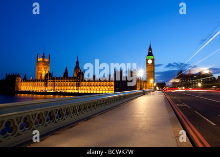 Les chambres du Parlement avec feu de circulation d'eau sur le pont de Westminster.