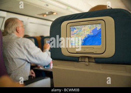 Moniteur vidéo personnelle à l'arrière du siège de Delta Airlines avion. personne personnes MR ©Pearson Myrleen Banque D'Images