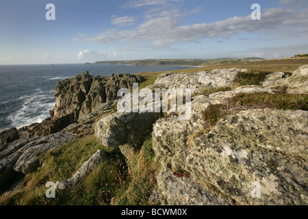 Domaine de Sennen, Angleterre. Avis de Pedn-men-du rocher avec Cape Cornwall dans l'arrière-plan lointain. Banque D'Images