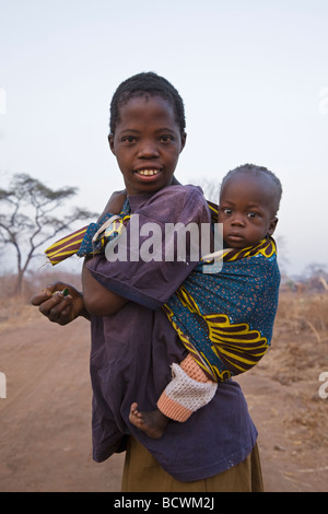 Mère avec enfant sur son dos, la Zambie, l'Afrique Banque D'Images