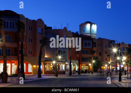 Maisons avec pubs, éclairé, soir, Marina, Hurghada, Egypte, Mer Rouge, Afrique Banque D'Images