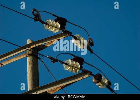 Isolants électriques en verre sur une ligne de transport électrique à haute tension Banque D'Images