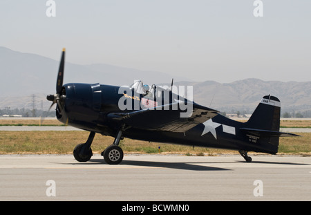 Un Grumman F6F Hellcat Les taxis sur la piste après un vol dans le cadre d'un salon. Banque D'Images