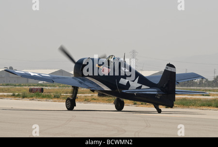 Un Grumman F6F Hellcat Les taxis sur la piste après un vol dans le cadre d'un salon. Banque D'Images