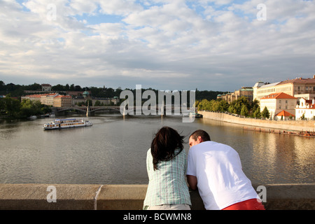 Un couple sur le pont Charles à Prague La Vltava en arrière-plan Banque D'Images