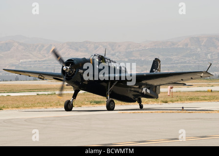 Un Grumman TBM-3E Avenger Les taxis sur la piste à un meeting aérien. Banque D'Images