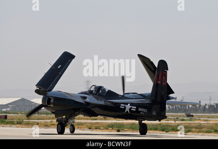 Un Grumman Tigercat Les taxis sur la piste avec ses ailes repliées. Banque D'Images