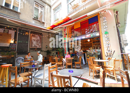 ISTANBUL, TURQUIE. Une rue étroite avec des cafés et des bars dans le off Sofyali Sokagi Pera district de Beyoglu. L'année 2009. Banque D'Images