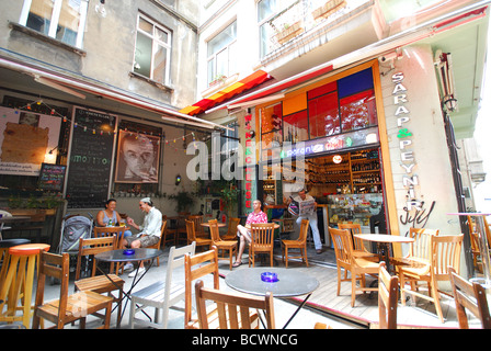 ISTANBUL, TURQUIE. Une rue étroite avec des cafés et bars off Sofyali Sokagi dans le district de Beyoglu. L'année 2009. Banque D'Images