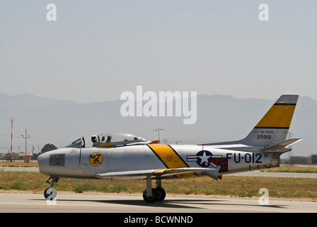 Un F-86 Sabre Les taxis sur la piste à un meeting aérien. Banque D'Images