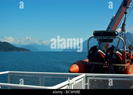 Moteur hors-bord double powered de canots pneumatiques à coque rigide bateau de sauvetage à bord des traversiers de la Colombie-Britannique Banque D'Images