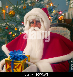 Monsieur LE PÈRE NOËL PORTRAIT WITH CHRISTMAS PRESENT Banque D'Images