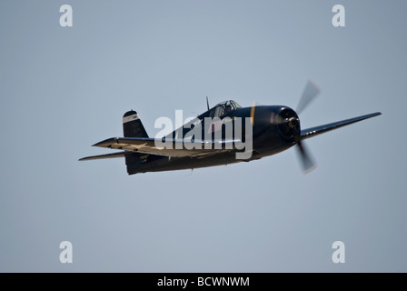 Un Grumman F6F Hellcat vole à un spectacle aérien. Banque D'Images