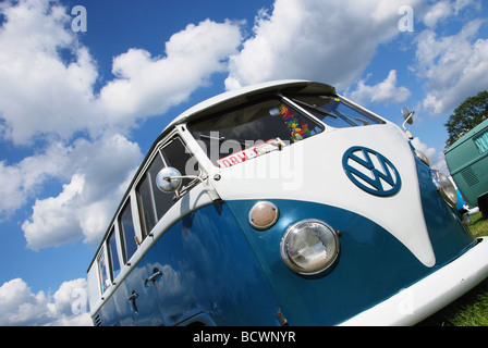 Écran partagé bus VW classique contre le ciel bleu Banque D'Images